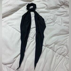 uplifting flow scrunchie